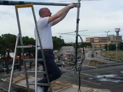 Avvalendosi delle sue conoscenze di base come perito industriale in elettronica, Michele � quindi riuscito a costruire due radiotelescopi che saranno puntati verso lo spazio, nella speranza di captare �voci� che arrivano da lontano